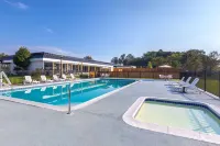 Super 8 by Wyndham Riverside Al - Pools