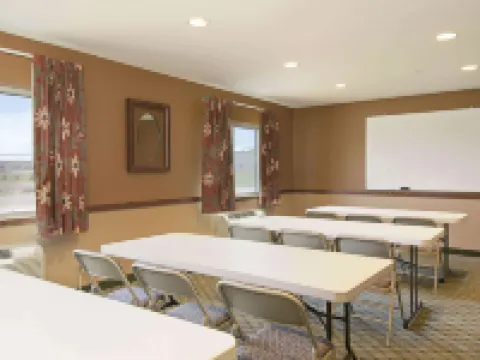 ซุปเปอร์ 8 บายวินด์แฮม โทพีกา ที่ฟอร์บส์แลนดิ้ง โรงแรมในโทพีกา