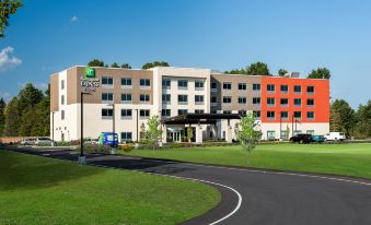 Holiday Inn Express & Suites Queensbury - Lake George Area