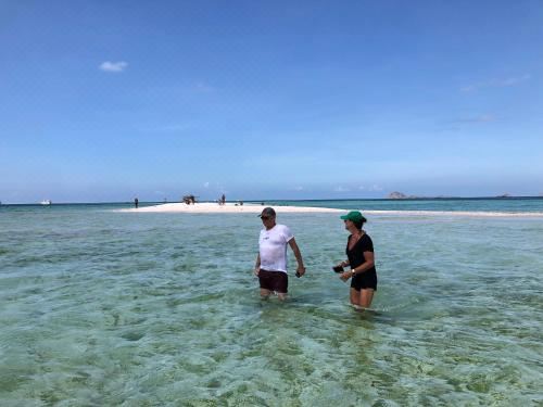 두아 푸트리 코모도 홈스테이