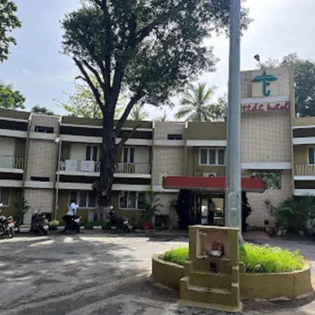 Hotel Tamilnadu - Coimbatore Отели рядом с достопримечательностью «Водопад Kovai Kutralam»