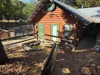 5 Elk Lodge ROMANTIC Log Cabin in the woods. Hot Tub & Wood Burning Fire Place. Hotels in Cleora