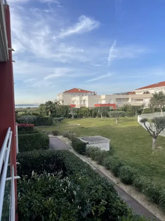 T2 46m2 apartment with 12m2 terrace overlooking the estate's superb swimming pool Отели рядом с достопримечательностью «Музей Пикассо»