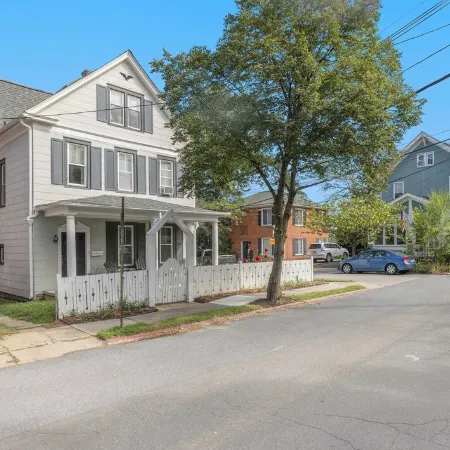 Corner House - Cozy Five Star 2 Bedroom Suite. Downtown and Stadium. Parking!