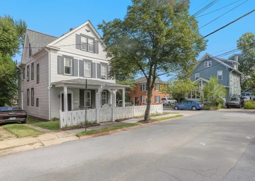 Corner House - Cozy Five Star 2 Bedroom Suite. Downtown and Stadium. Parking!