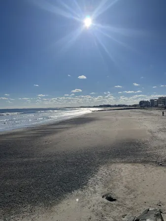 The Great Escape on Hampton Beach. Beach directly across the street. Отели рядом с достопримечательностью «Casino Ballroom»