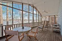 Lake Tillery- Beautiful sunrises, large screened porch, and newly renovated home