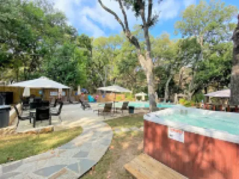 Posada Haus at Wundercove Cottages -Access to Shared Pool and River-