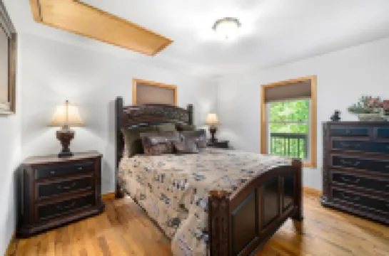 10 minutes to Casino with hot tub!