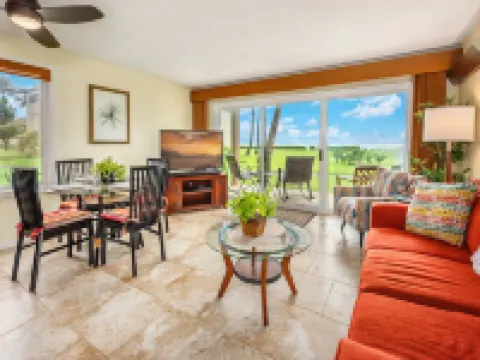 Ocean Front, Ground Level 1 Bedroom with King, Sleeps 4, with Cold AC Hotels in Kapaa