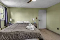 Quiet suburban home 10 minutes from airport/25 min from Niagara Falls Hotel a Depew