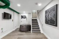 Wade Manor: Game-room, Gym, Office and Fenced in Backyard