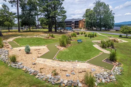 South Shore 1 Bdrm! Gameroom! MiniGolf, Pickleball, 2 Pools, Indoor Hot Tub!