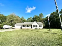 Pet Friendly Home 2 minutes from Lake Norman State Park 3BR/2BA Hotels in Fallstown