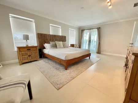 Amazing 5BR  Entire house, private heated pool & Hot Tub 3 min walk to beach. Отели рядом с достопримечательностью «Sea Turtle, Inc.»