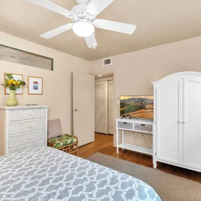 Relaxed Beach living - 1 Bed/1 Bath with Private Garden, steps to Ocean Hotels near Port Everglades