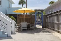 Upstairs so Sunny and Bright 2 Blocks to the Beach