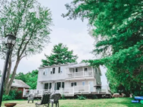 Lakeside Sunrise Cottage with hot tub Hotels in Alburgh