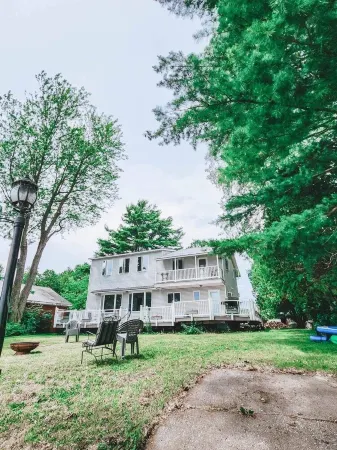 Lakeside Sunrise Cottage with hot tub Отели в г. Олбург