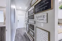 NAPLES RETREAT REMODELED, 2 KING SUITES, POOL, TENNIS, GYM,10 MIN TO BEACH