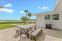 Waterfront / Dolphins / Luxury Design / HOT TUB