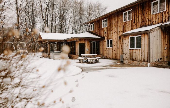 Cheerful Family Manor- Sleeps 25 w/hot tub and private pool in Amish Country