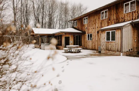 Cheerful Family Manor- Sleeps 25 w/hot tub and private pool in Amish Country