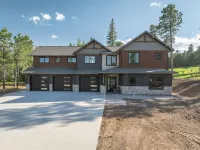 Spacious 6-bedroom house in Powder House with Theater Room, Hot Tub, Paved Roads