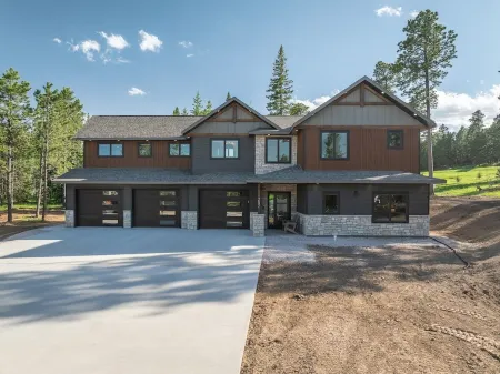 Spacious 6-bedroom house in Powder House with Theater Room, Hot Tub, Paved Roads