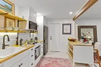 Elegant Studio, 5 Min Walk to Main Street’s Antique Shops & Restaurants!