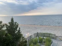 Stunning direct waterfront beach house! Hotels in Fairfield