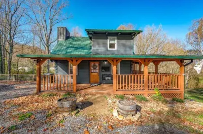 Peaceful Side of the Smokies! Hot Tub! Sleeps 6.