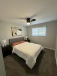 King size bed and 7 min away from Cielo Vista, El Paso's airport and Fort Bliss!