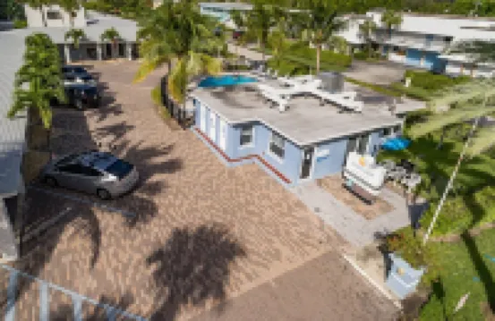 Relaxing and Cozy beach front apartment with pool