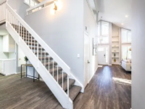 New! Modern & Sleek 4BR home w/high ceilings Hotels in Foster City