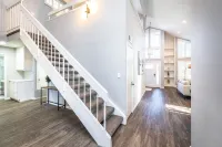 New! Modern & Sleek 4BR home w/high ceilings