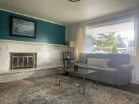 Bright and cozy home. Hotels in East Hill-Meridian