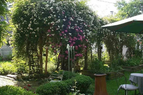 The Guesthouse West Side - Walking distance to the best Perrysburg has to offer!