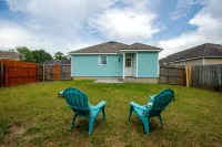 Charming Bungalow- Sleeps 8, Close to Moody AFB/Freedom Park & Pet Friendly!