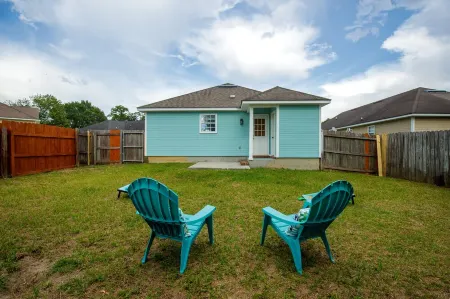 Charming Bungalow- Sleeps 8, Close to Moody AFB/Freedom Park & Pet Friendly!