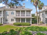 Ground floor condo at Peninsula. Coastal living with golf course views! Hôtels à : 
