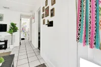 Cozy Apartment 2 miles from the beach with Pool