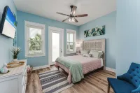 Luxurious House on the Canal, Pool, Hot Tub, steps to BEACH