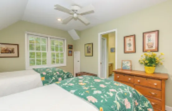 Cozy Mountain Top Cabin 13 Acres Near Dupont State Forest-Pet Friendly-Wifi- EV