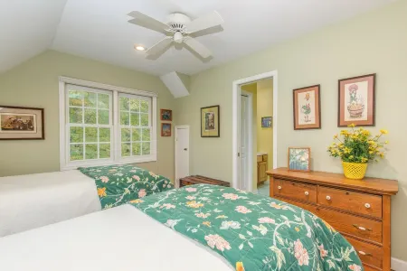 Cozy Mountain Top Cabin 13 Acres Near Dupont State Forest-Pet Friendly-Wifi- EV Отели в г. Данс Рок