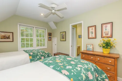 Cozy Mountain Top Cabin 13 Acres Near Dupont State Forest-Pet Friendly-Wifi- EV
