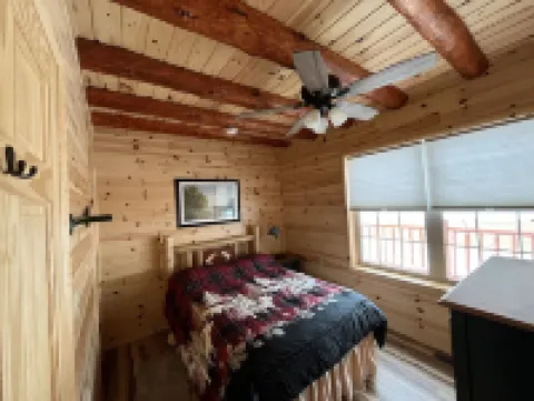 Riverfront Cabin : The Cozy Brown Trout Lodge