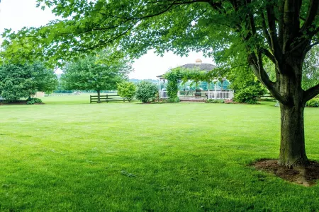 Updated and renovated Hideaway Apartment with brand-new kitchen! Charming!