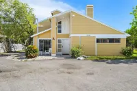 Cozy , Pet Friendly 2 Bedroom / 1 Bathroom, Just 5 minutes from the Beach! Hotels near Butterfly Garden
