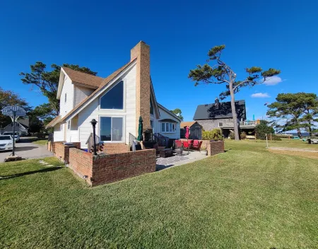 Beautiful Waterfront Vacation Rental on the Currituck Sound